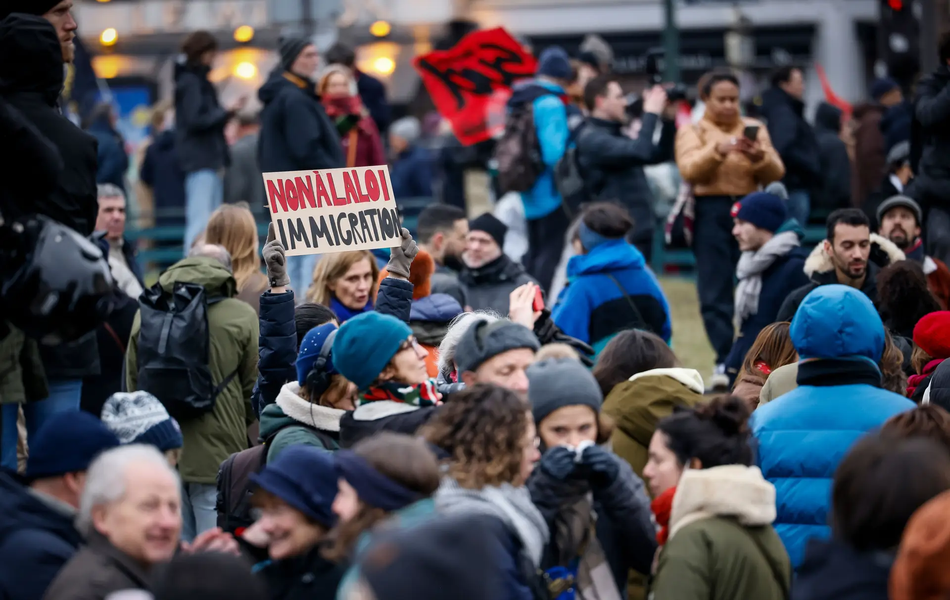 Dezenas de milhares de pessoas manifestaram por toda a França contra lei da imigração