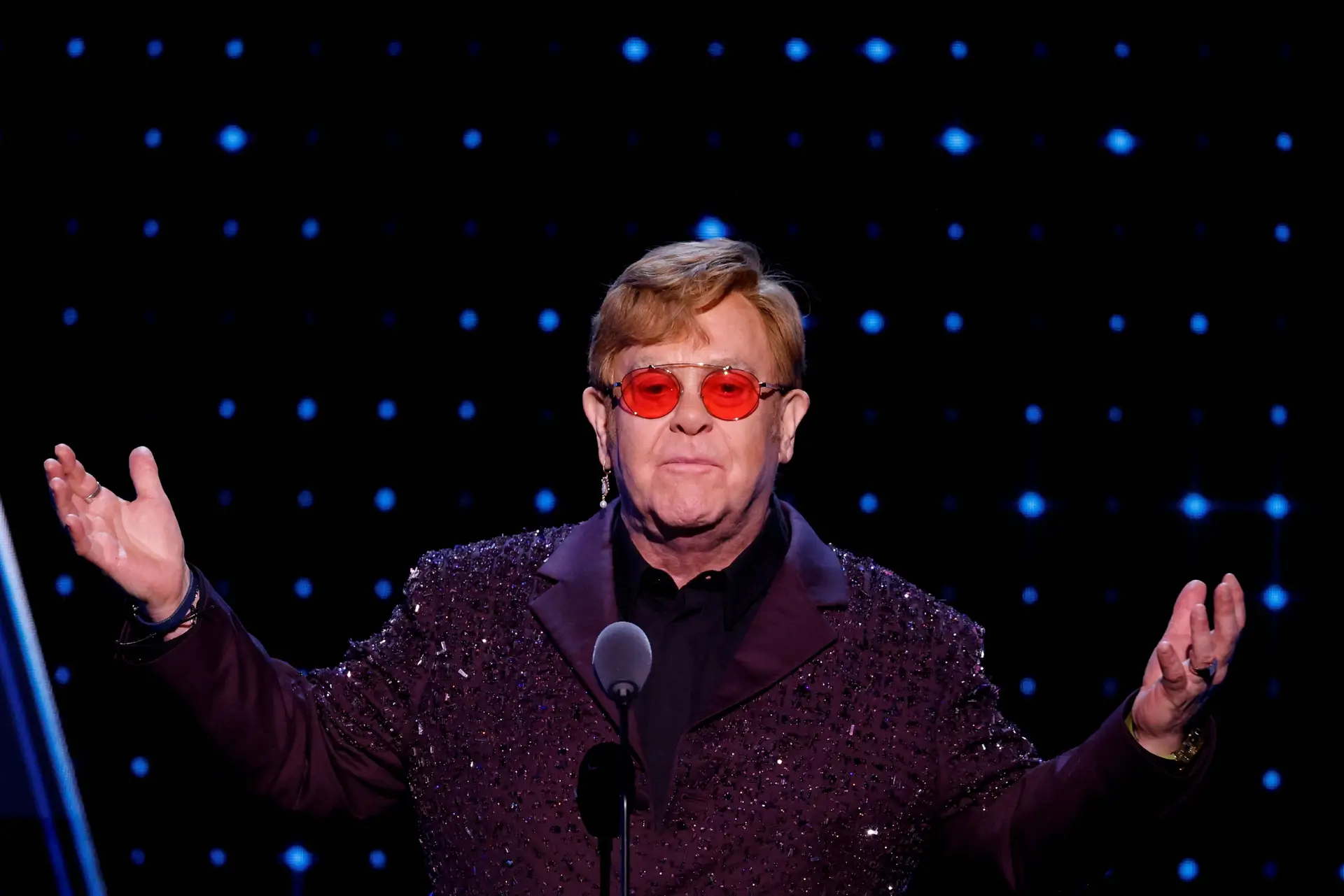 Elton John afirma-se "traído" por governo britânico