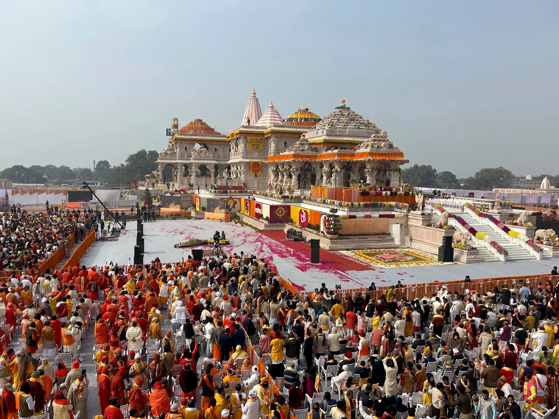 Índia: Modi Inaugura Templo Hindu Antes Das Eleições - SIC Notícias