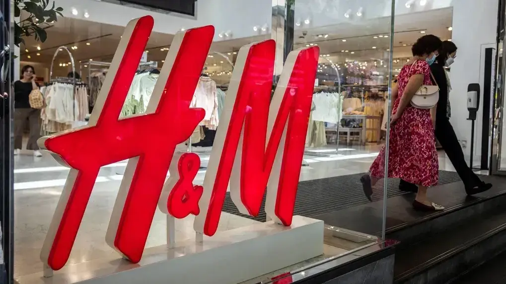 H&M inaugura loja onde clientes podem trazer roupa velha e reciclar por nova