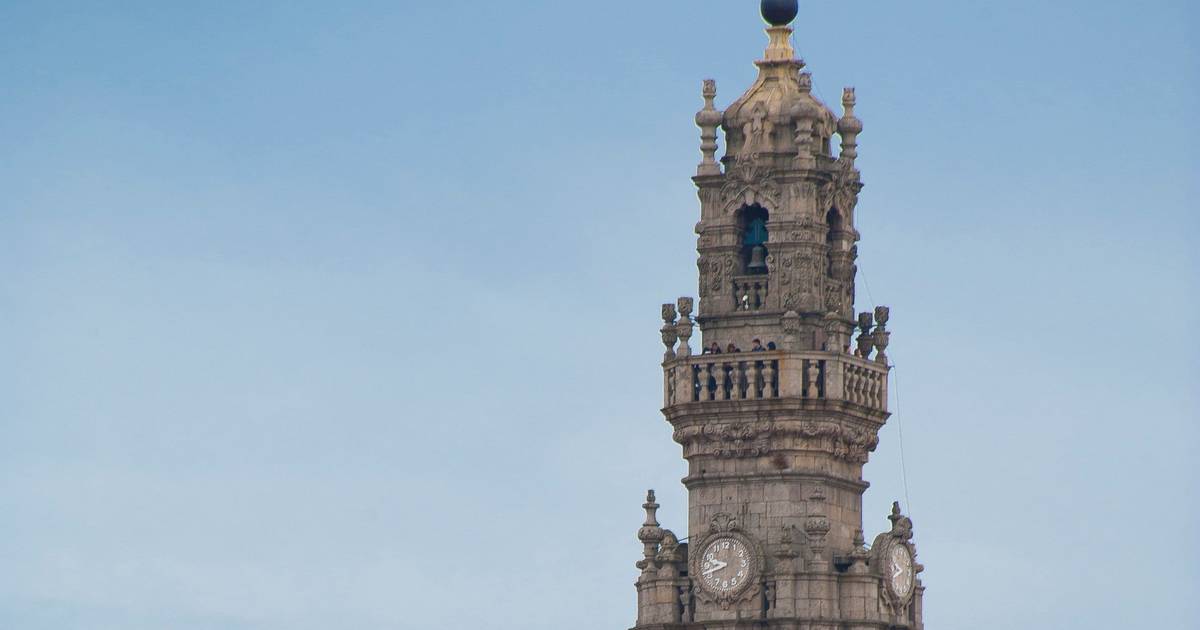 Relógio da Torre dos Clérigos no Porto está parado