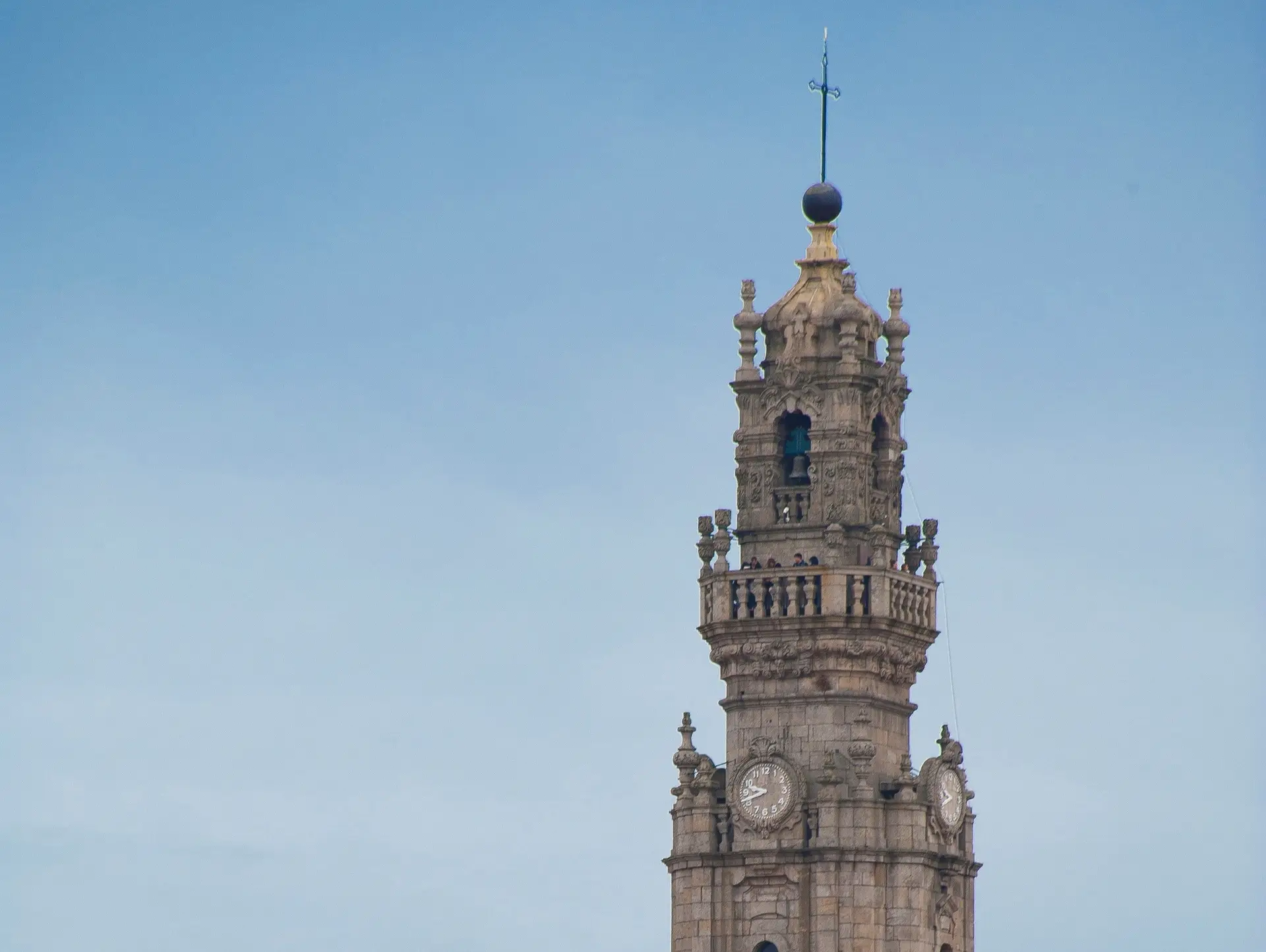Relógio da Torre dos Clérigos no Porto está parado