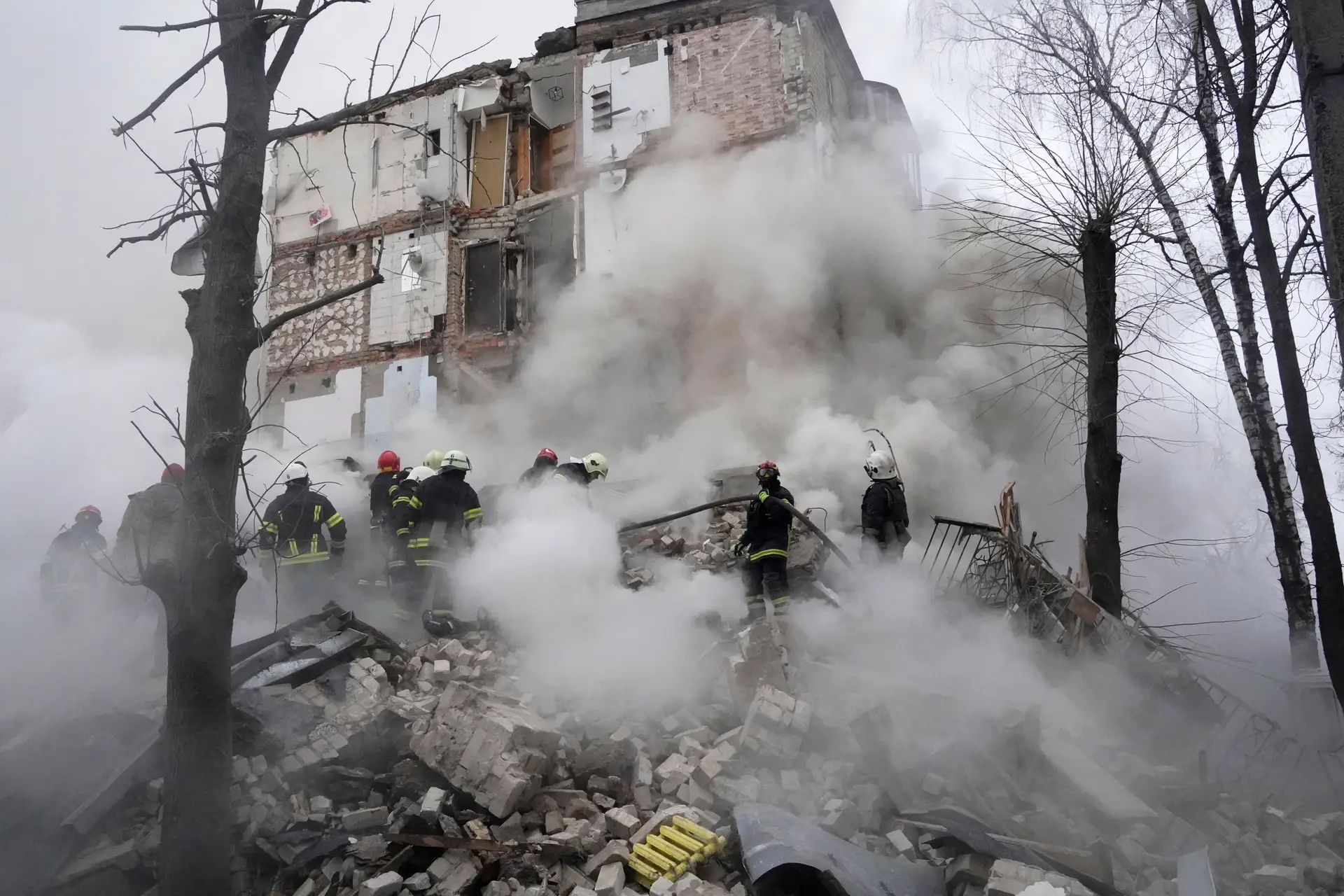Ataques de mísseis russos a Kharkiv provocam pelo menos oito mortos e 60 feridos