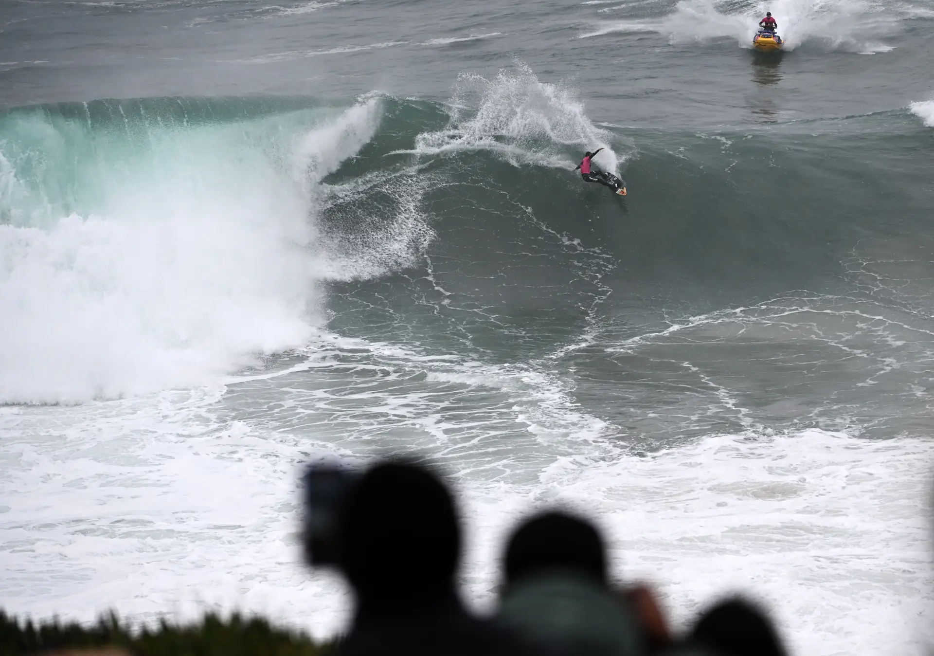 Surfista brasileiro Lucas Chianca aponta ao recorde do mundo da maior onda na Nazaré