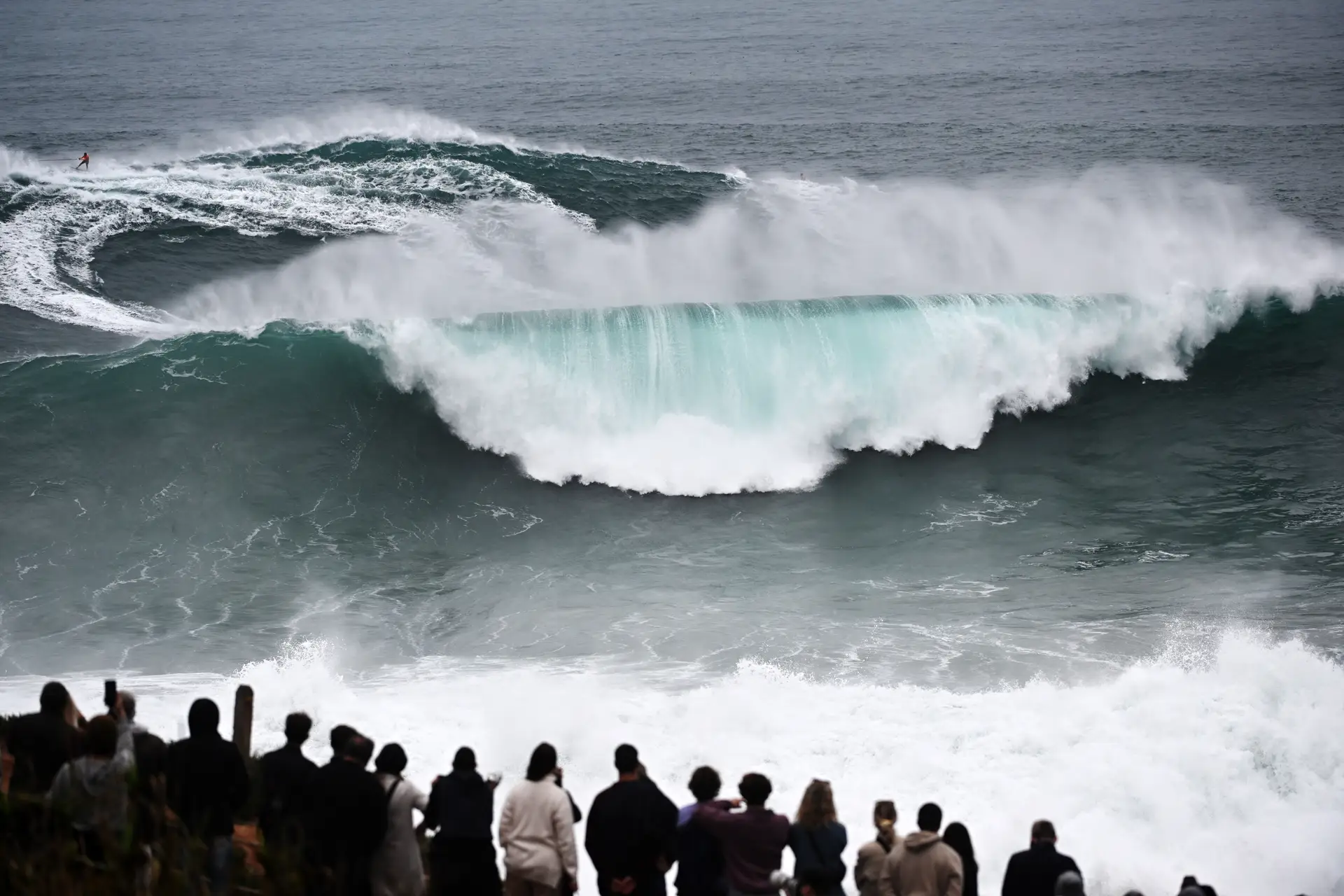 Ondas gigantes: imagens impressionantes do "canhão" da Nazaré