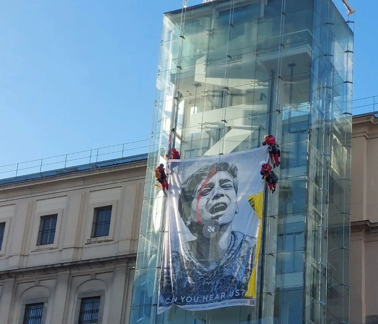Ativistas da Greenpeace pendurados no edifício de um museu no centro de Madrid