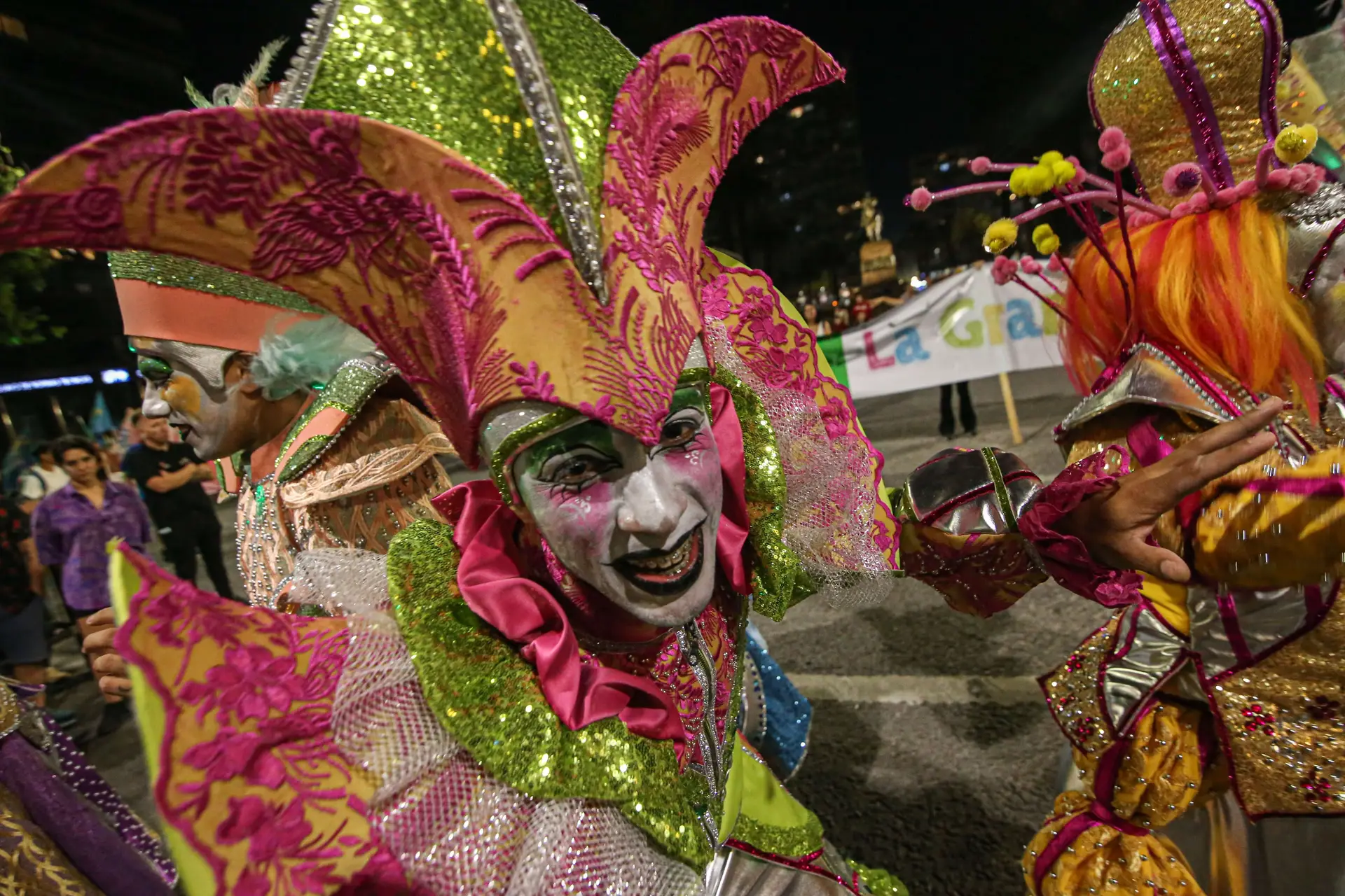Começou o Carnaval mais longo do mundo: com muita cor e fatos "à altura", já se desfila no Uruguai