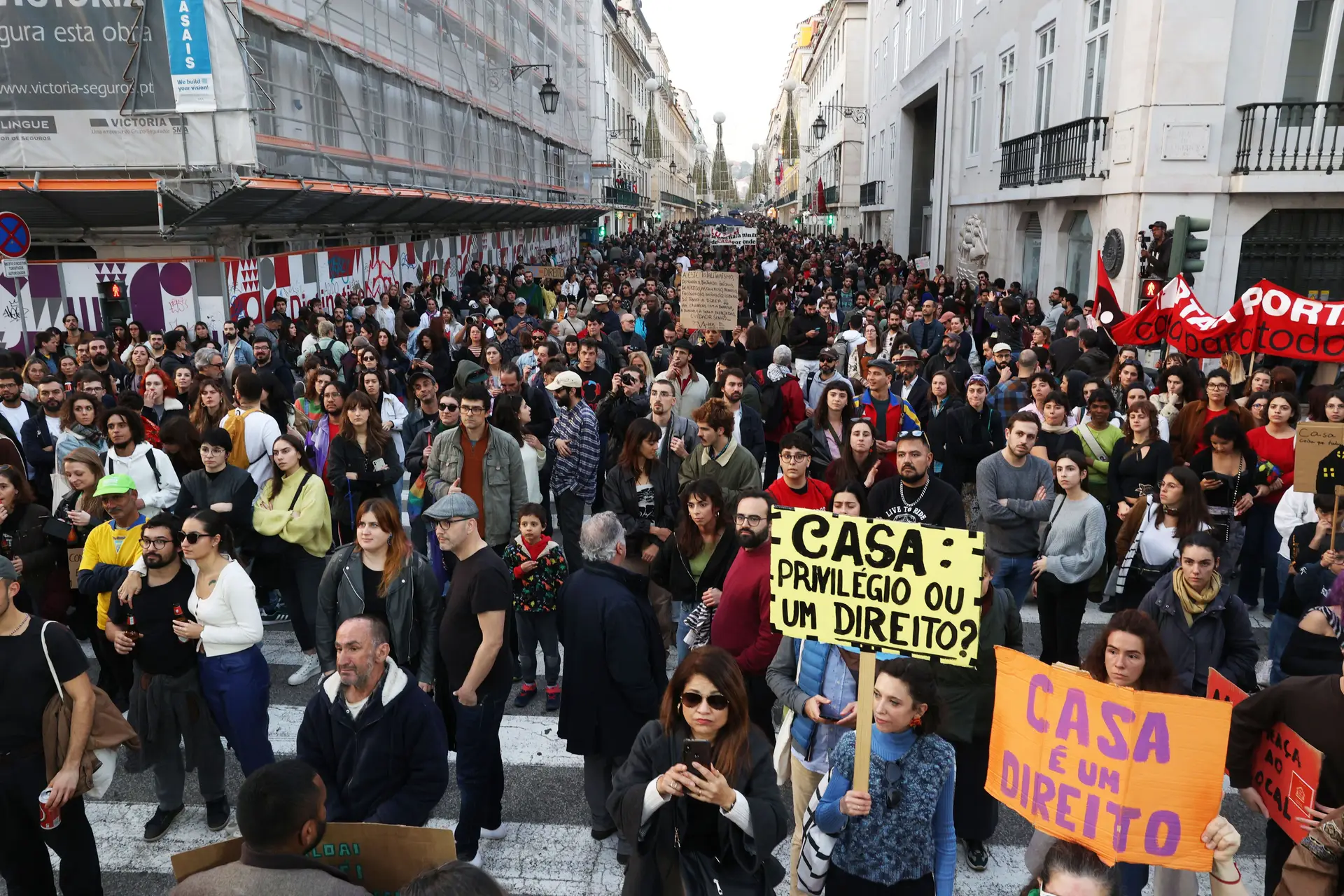Protestos pelo direito à habitação levam milhares de pessoas para a rua