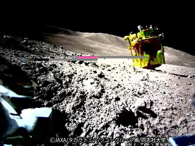 O Smart Lander for Investigating Moon (SLIM) de "pernas para o ar", fotografado por LEV-2 na Lua, a 25 de janeiro de 2024