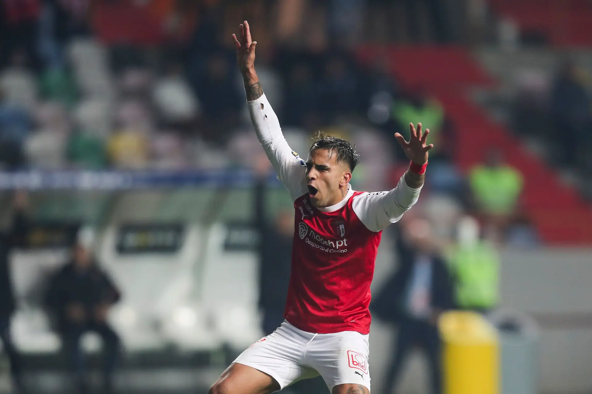 Talento dentro e fora de campo: Zalazar encanta ao tocar Coldplay na gala do SC Braga