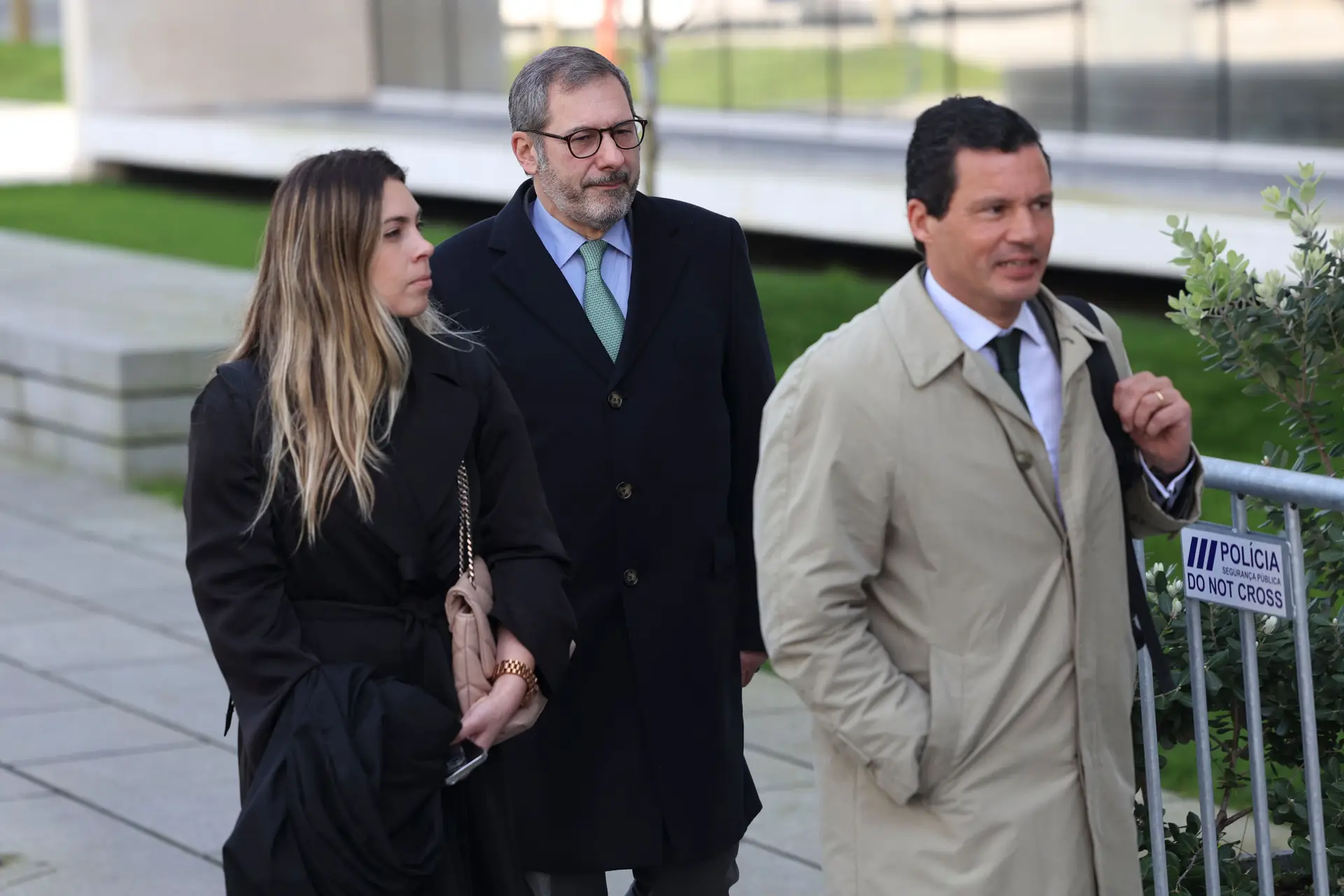 Paulo Sá Cunha (C), advogado de Pedro Calado, acompanhado por André de Noronha (D), advogado de Custódio Correia