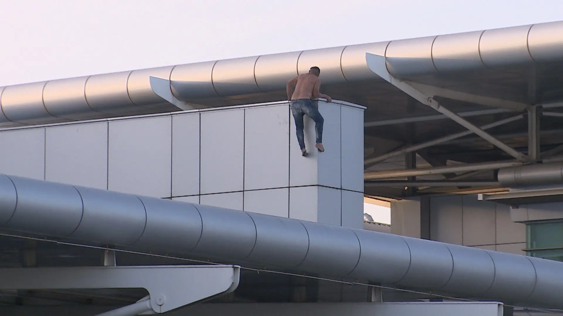 Homem que subiu ao telhado do aeroporto de Lisboa já teve alta e está "sob vigilância policial"