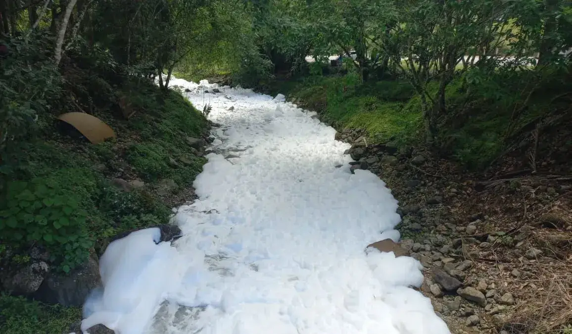Acidente de camião com ácido sulfónico contamina rio no Brasil