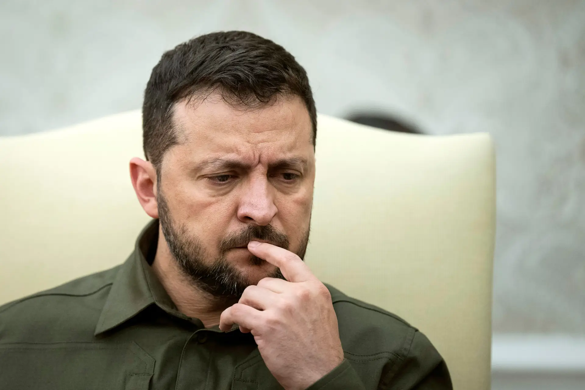 Comandante chefe das forças armadas ucranianas recusa demitir-se após pedido de Zelensky