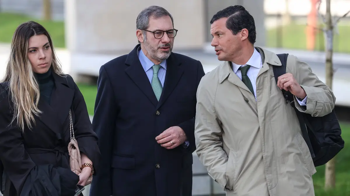 Paulo Sá Cunha, advogado de Pedro Calado, ao centro, acompanhado por André de Noronha, advogado de Custódio Correia, à direita.