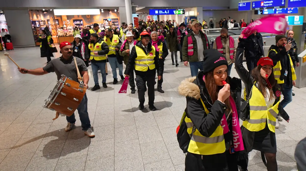 Trabalhadores da segurança da aviação participam numa greve convocada pelo sindicato alemão Verdi, em Frankfurt