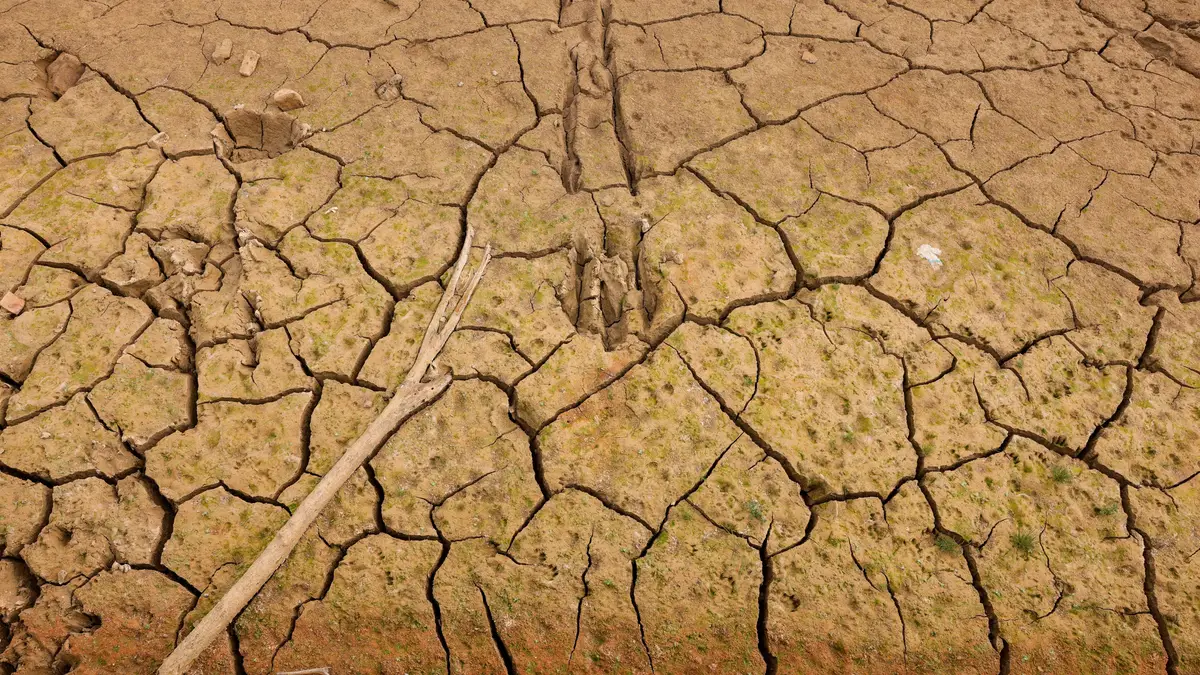 Vista de um terreno ressequido na barragem de Guadalteba, durante uma forte seca em Campillos, perto de Málaga, no sul de Espanha. 29 de janeiro de 2024