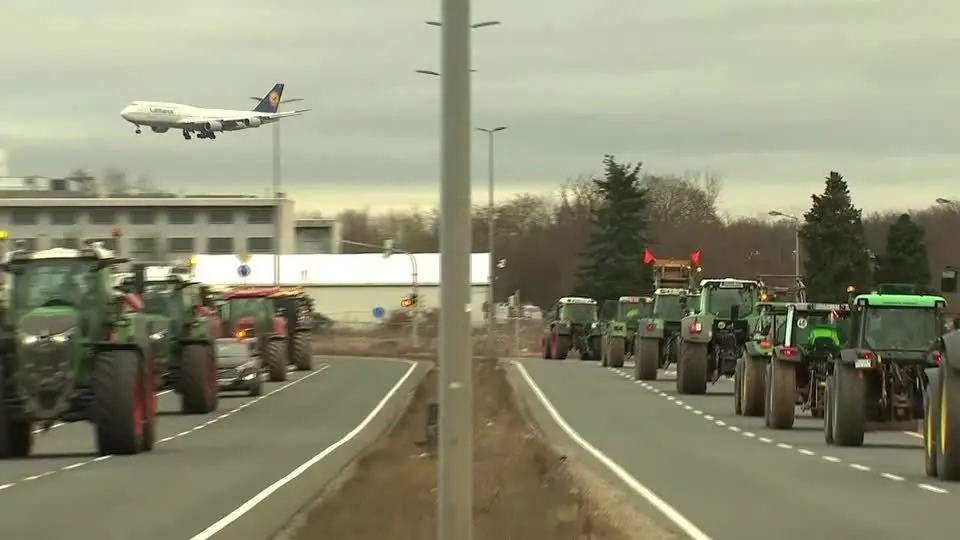 Manifestação de agricultores bloqueia acesso ao aeroporto de Frankfurt