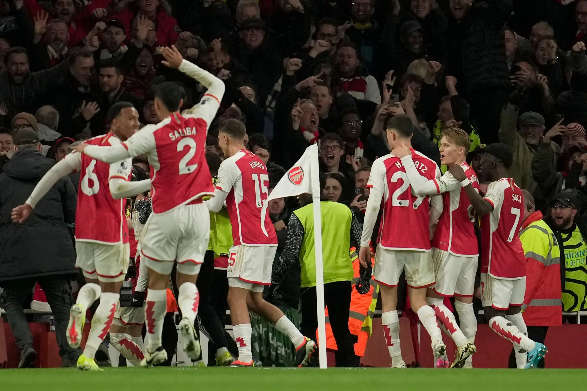 Premier League ao rubro: Arsenal vence Liverpool