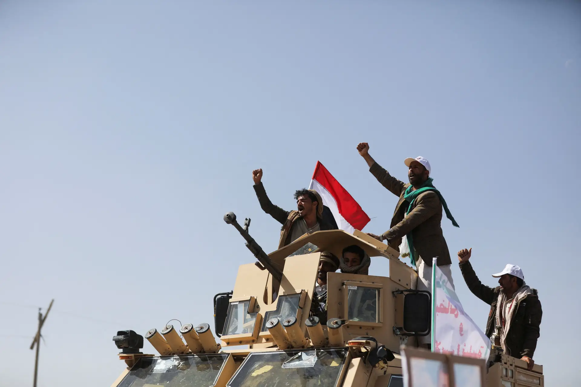 EUA destroem cinco mísseis no Iémen um dia após ataques contra os Houthis