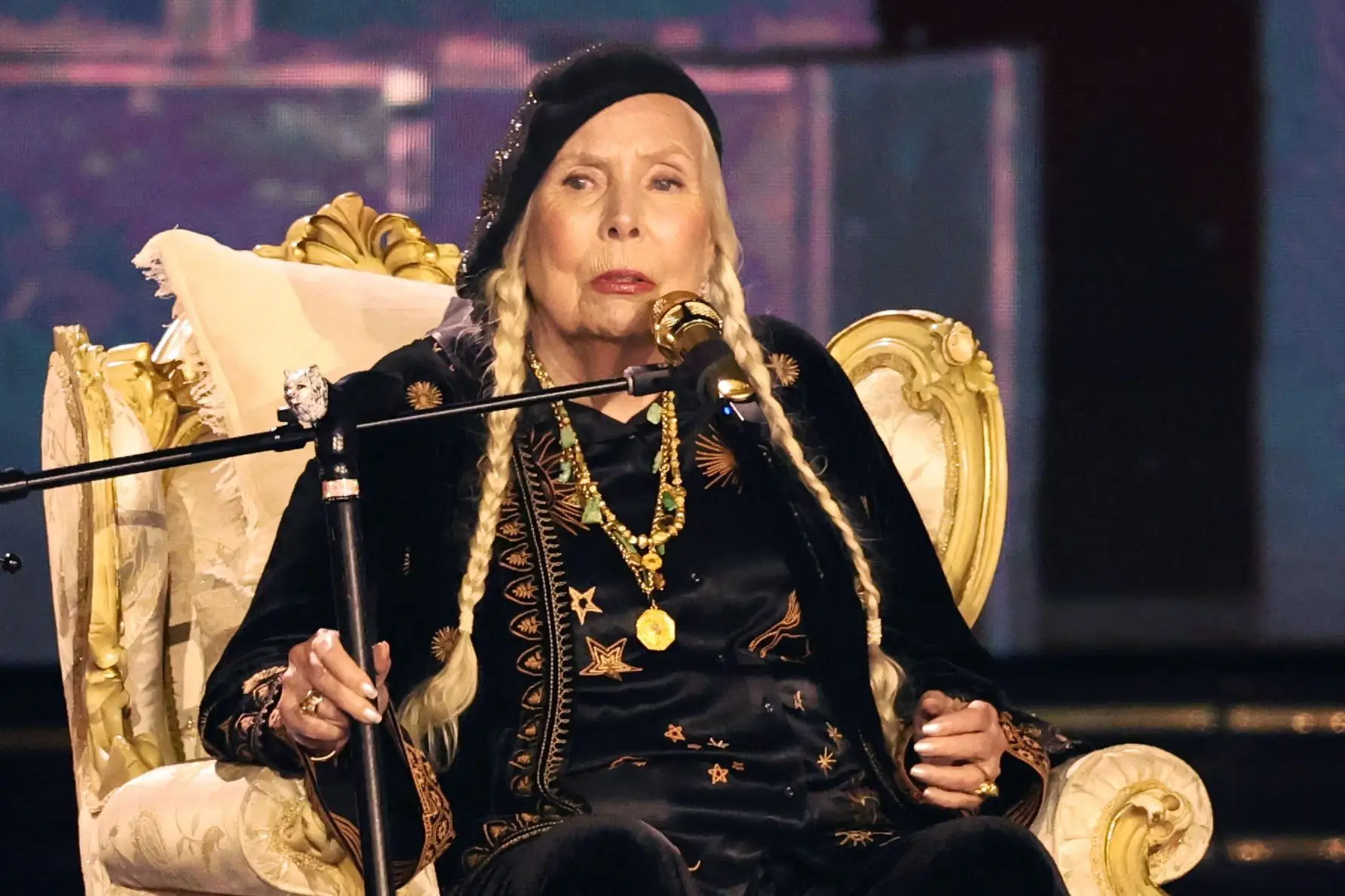 Joni Mitchell emociona na primeira atuação de sempre nos Grammy SIC