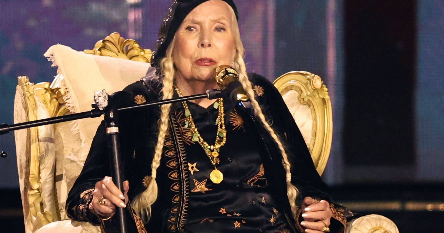 Joni Mitchell est ravie lors de sa toute première performance aux Grammys