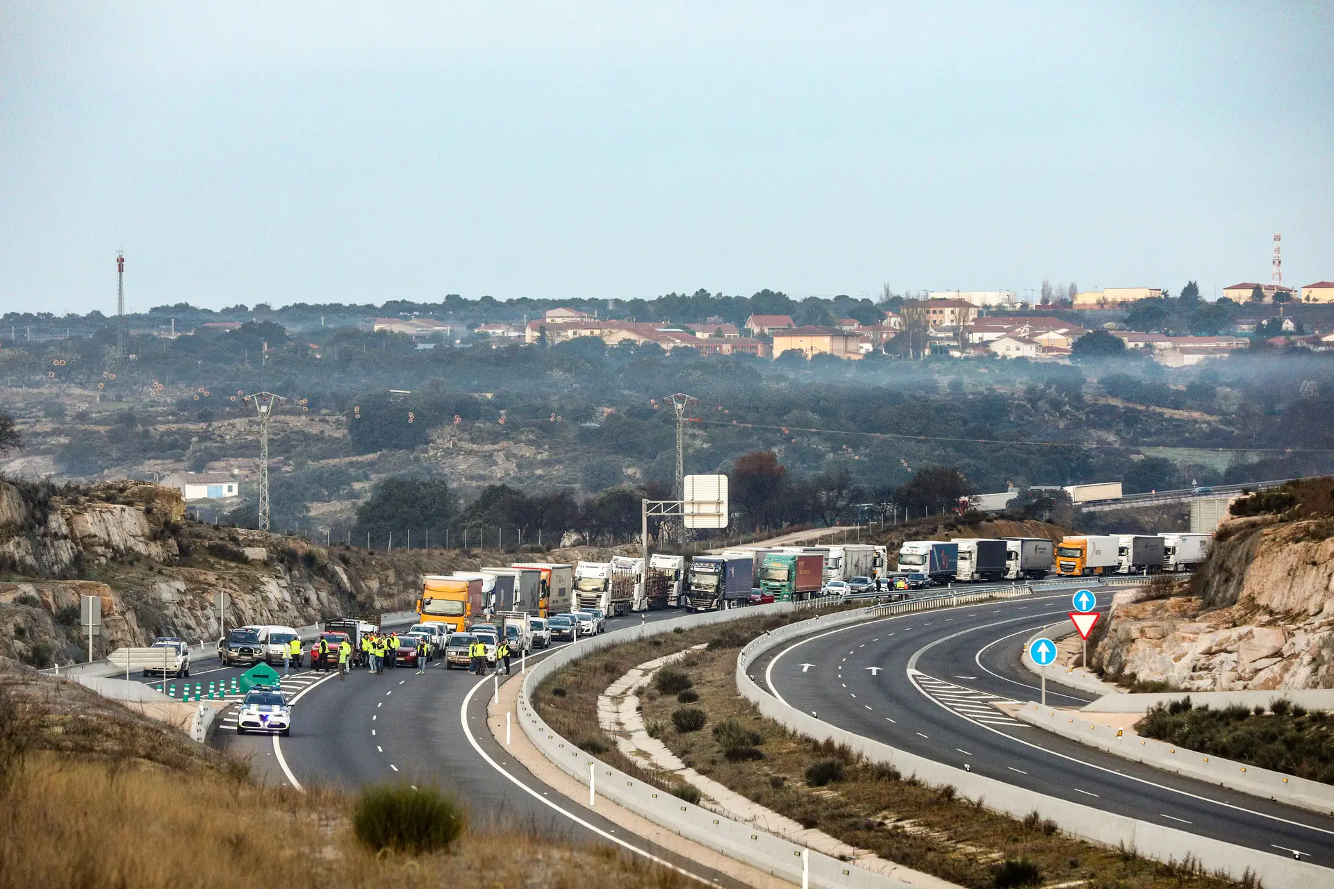 Protesto de agricultores espanhóis perto de Fuentes de Oñoro, Espanha, que obrigou ao desvio do trânsito na entrada e saída de Portugal pela fronteira de Vilar Formoso