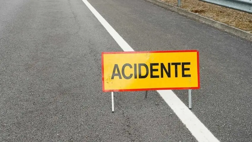 Colisão entre mota e ligeiro corta avenida Marginal em Paço de Arcos