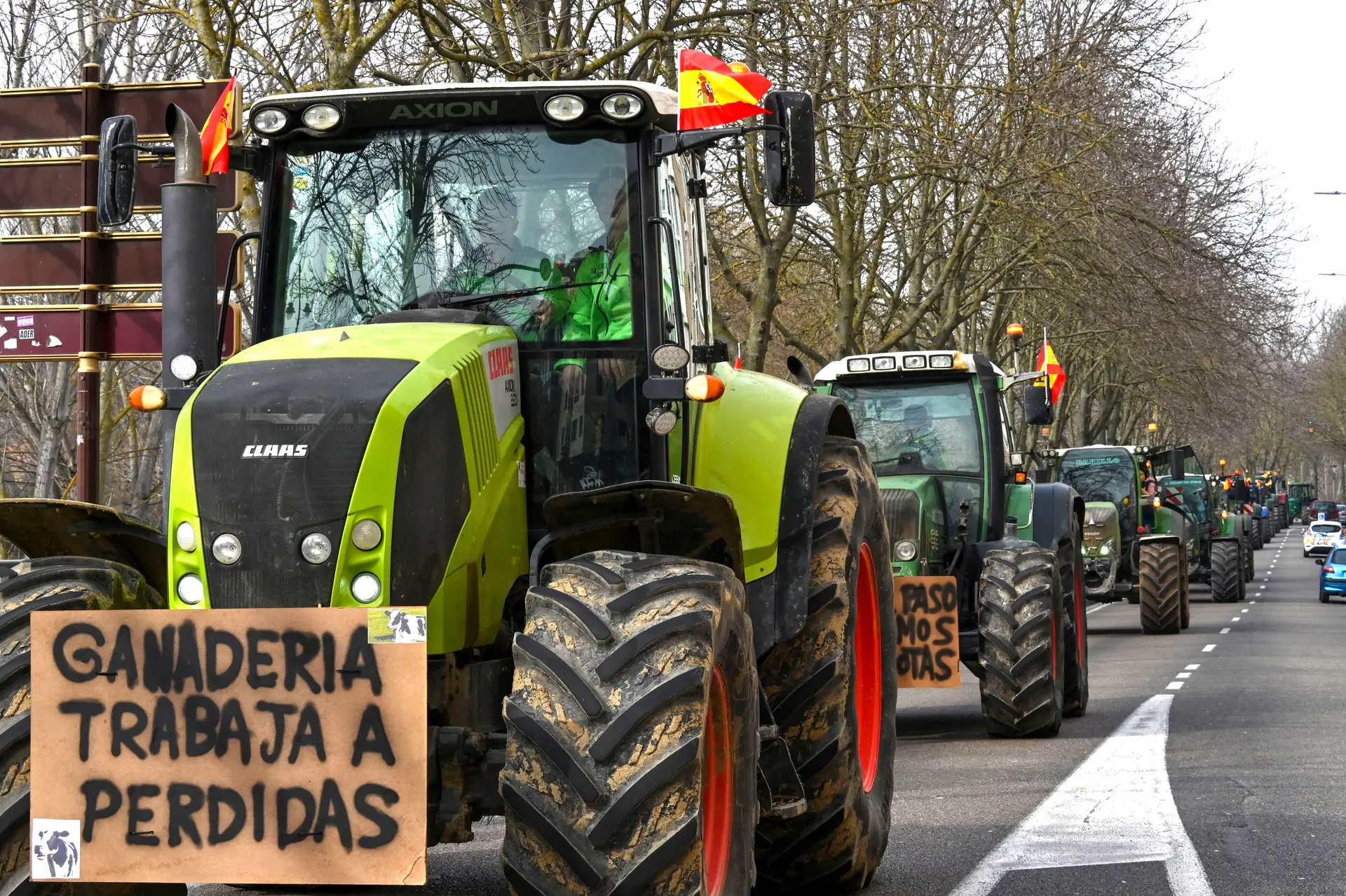 Agricultores espanhóis bloqueiam estradas e o porto de Málaga