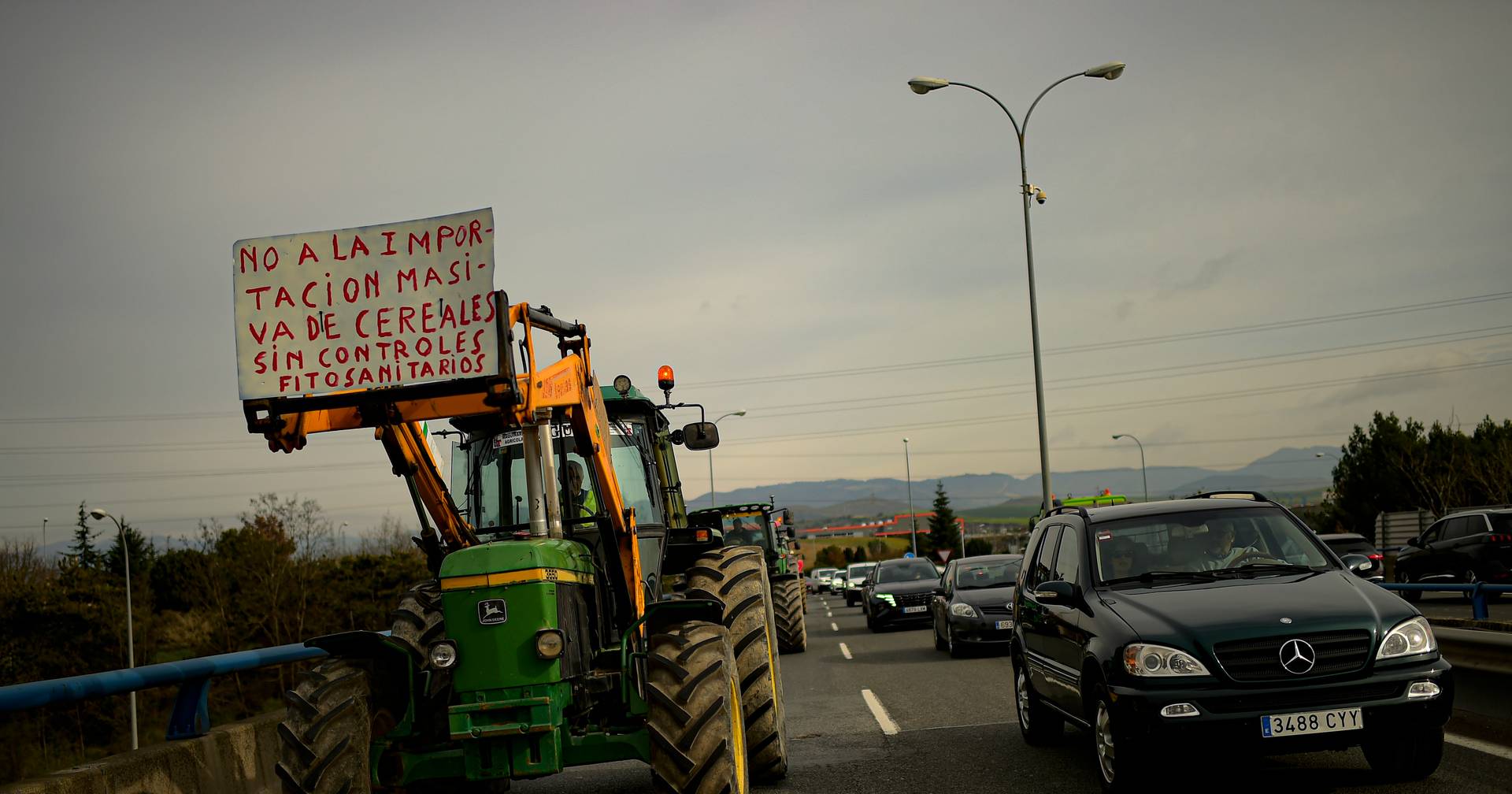 Elemento da Guarda Civil espanhola é agredido à pedrada nos protestos dos agricultores