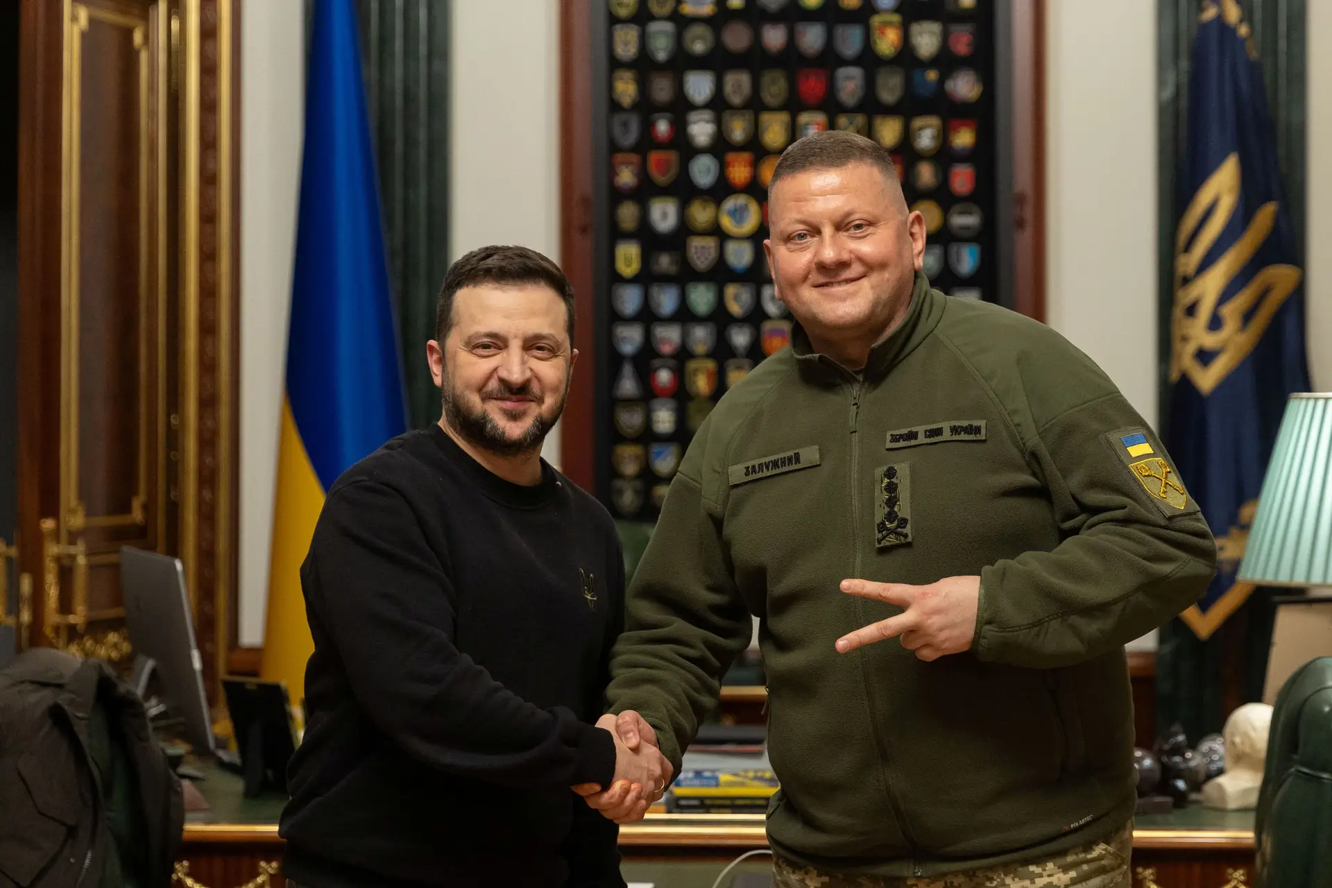 Zelensky condecora Zaluzhny Herói Nacional na presença do novo chefe das forças armadas