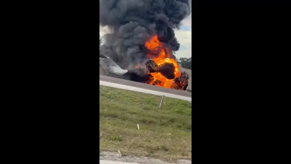Vários mortos após jato privado aterrar de emergência em autoestrada nos EUA