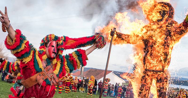 Caretos de Podence : l’incendie de l’homme masqué est le point culminant des rituels de carnaval les plus authentiques du Portugal