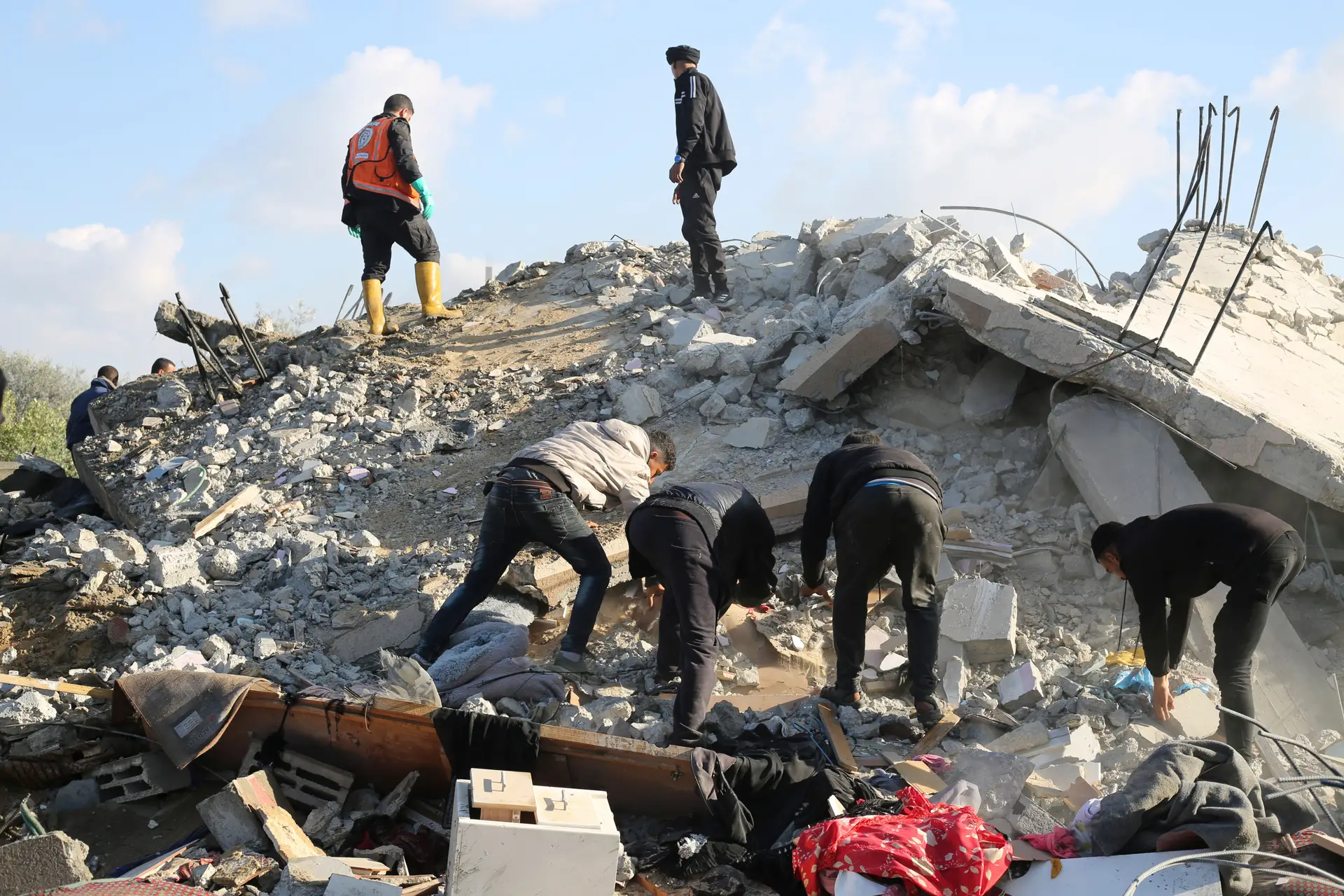 Pelo menos 25 palestinianos morrem em bombardeamento de Israel em Rafah