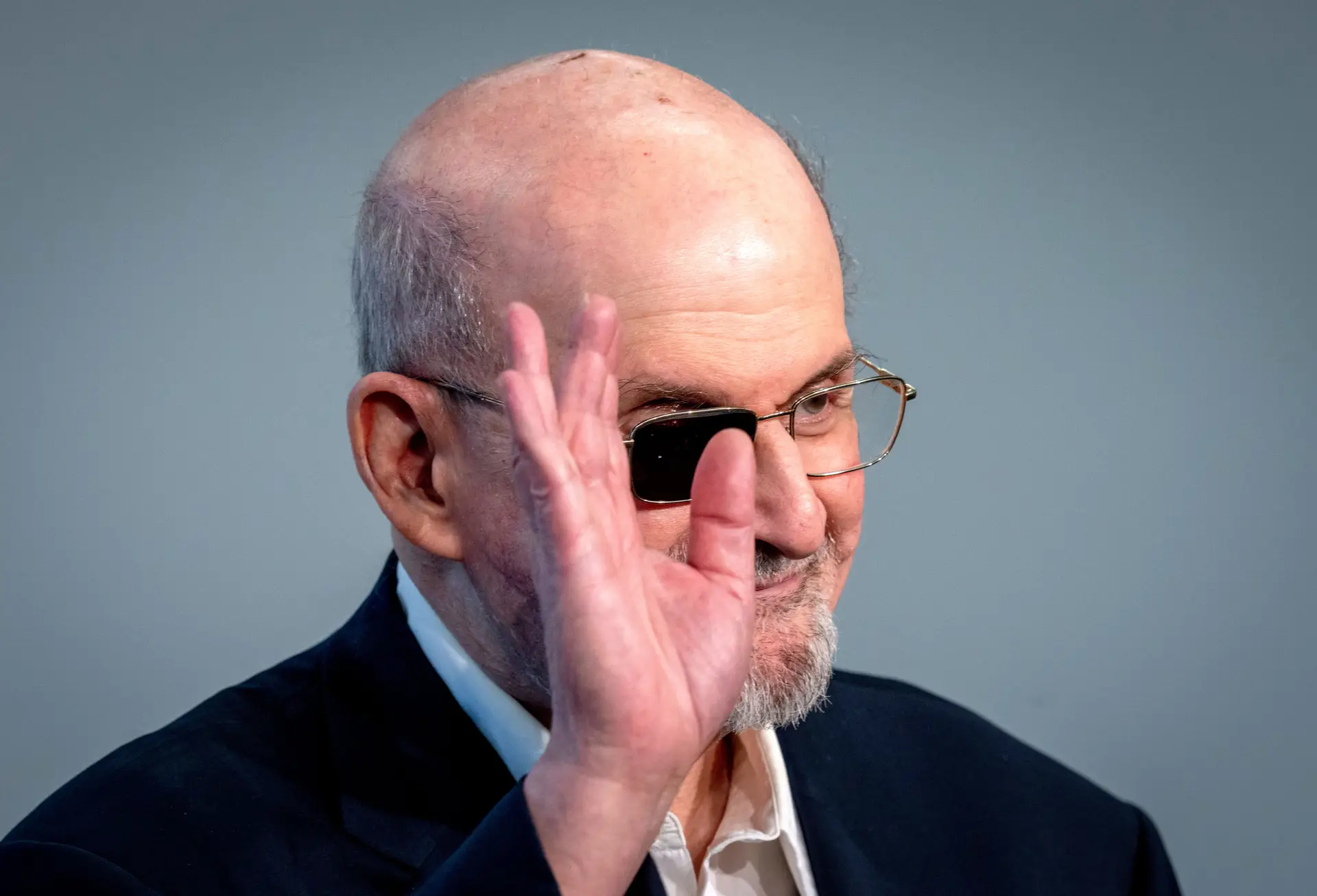 Salman Rushdie vem a Portugal em setembro e livro sobre ataque chega em maio