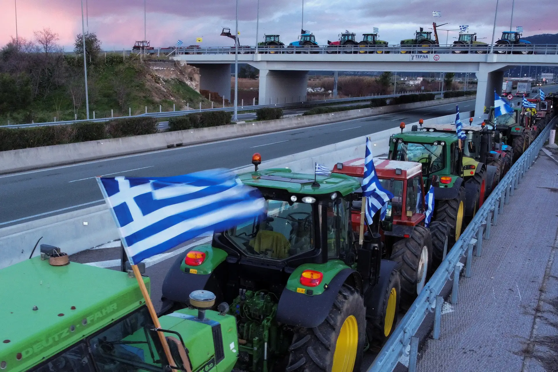 Grécia: agricultores intensificam protestos e rumam a Atenas na terça-feira