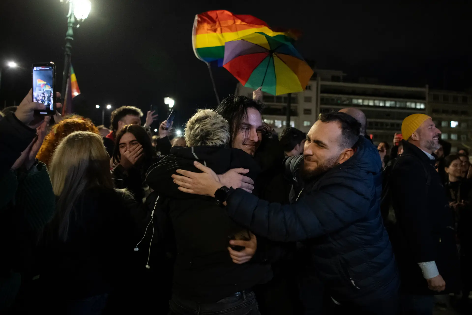 Grécia legaliza casamento e adoção para casais homossexuais