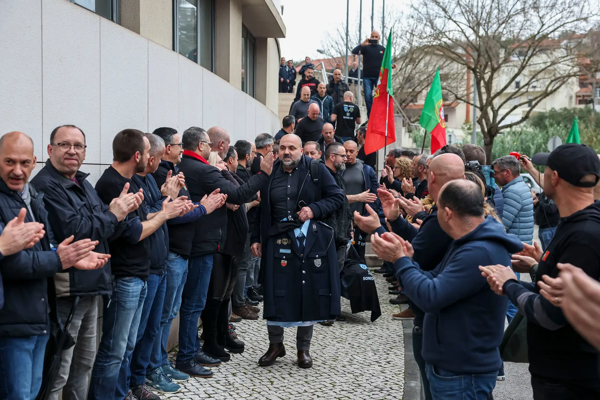 Forças de segurança prestam homenagem a equipa da PSP de Coimbra desmantelada