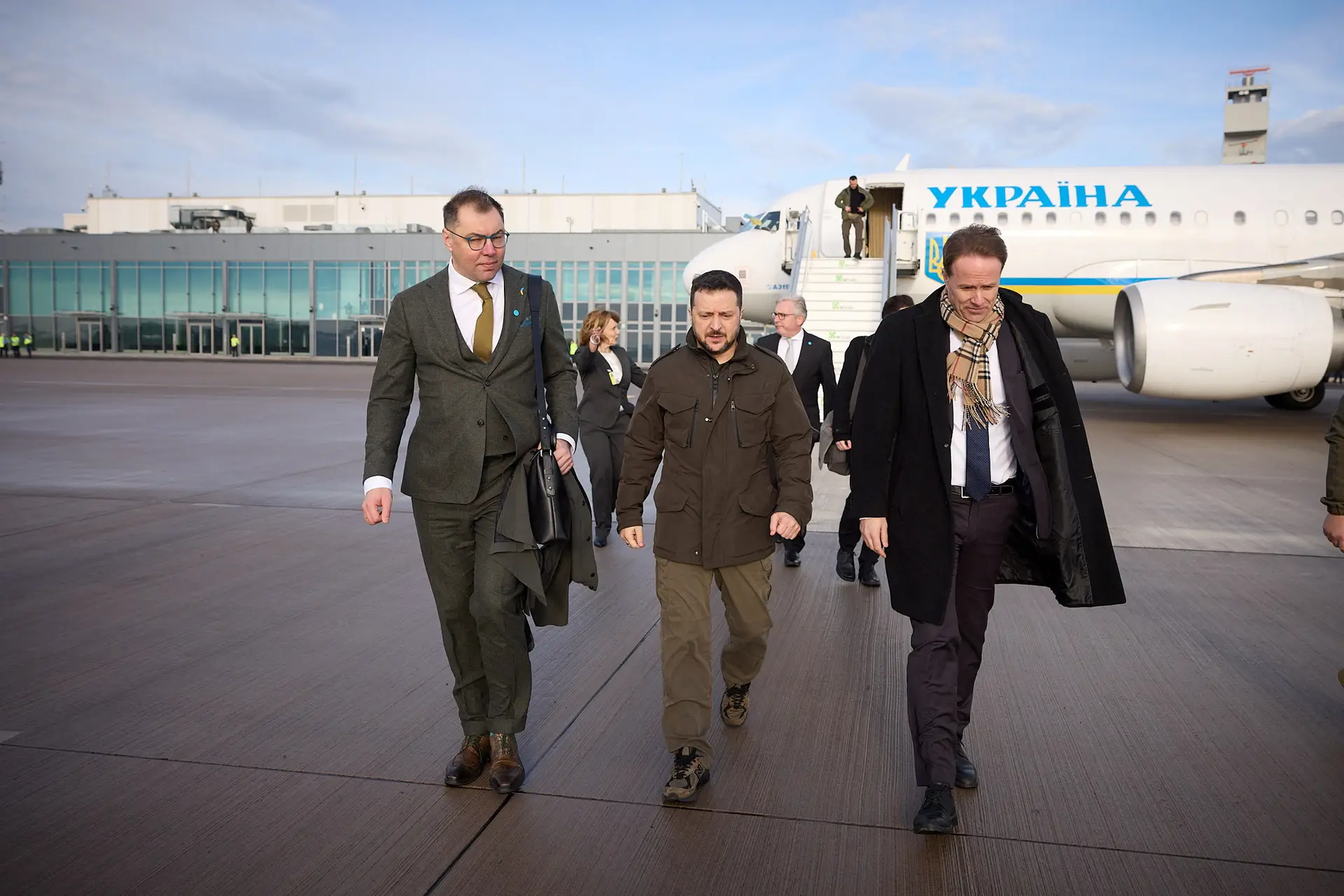 Selenskyj reist nach Deutschland und Frankreich, um Verteidigungsabkommen zu unterzeichnen