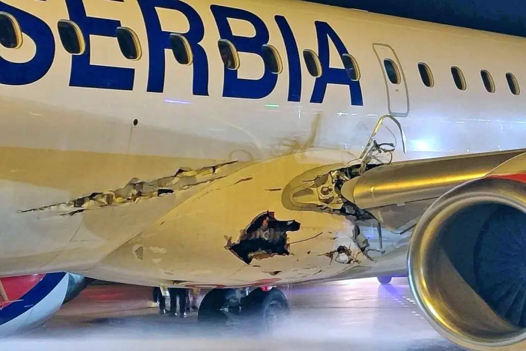 Avião aterra em segurança em Belgrado apesar de vários danos