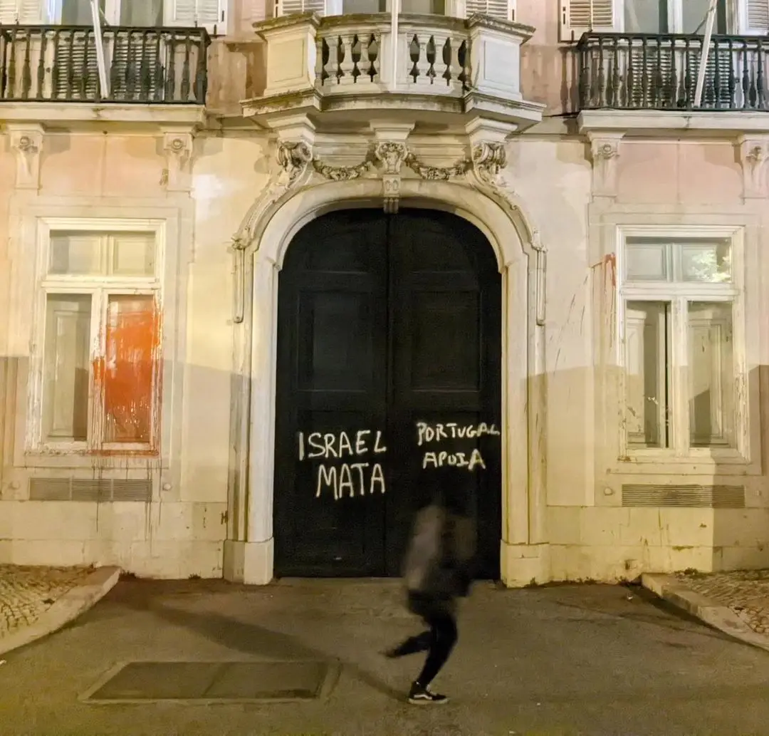 Activistas pro palestinos rompen ventanas y pintan la fachada del Ministerio de Asuntos Exteriores