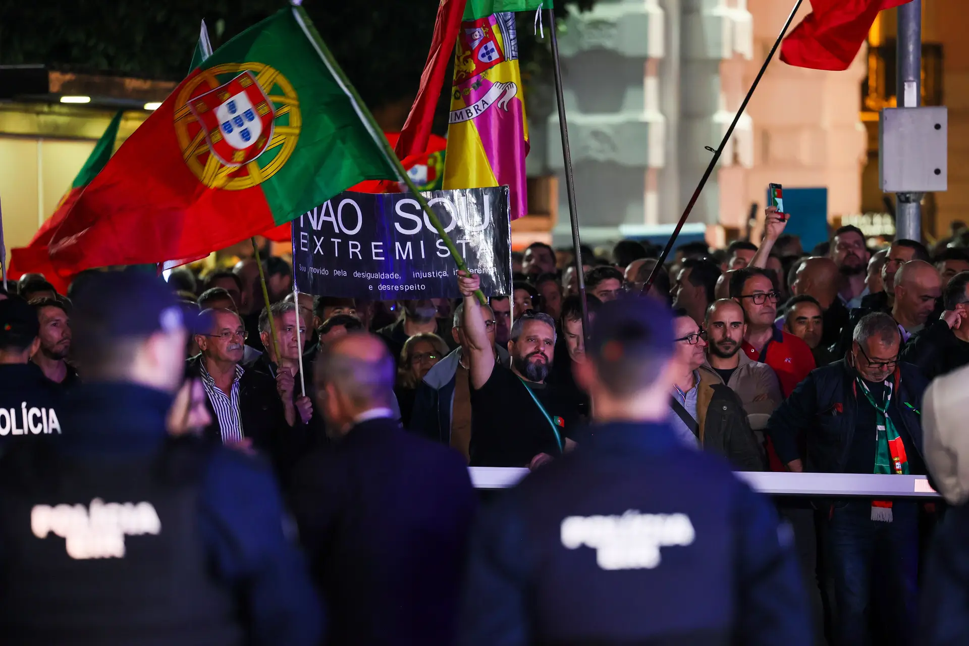 Polícias desmobilizam do Capitólio após saída de Pedro Nuno Santos e Montenegro