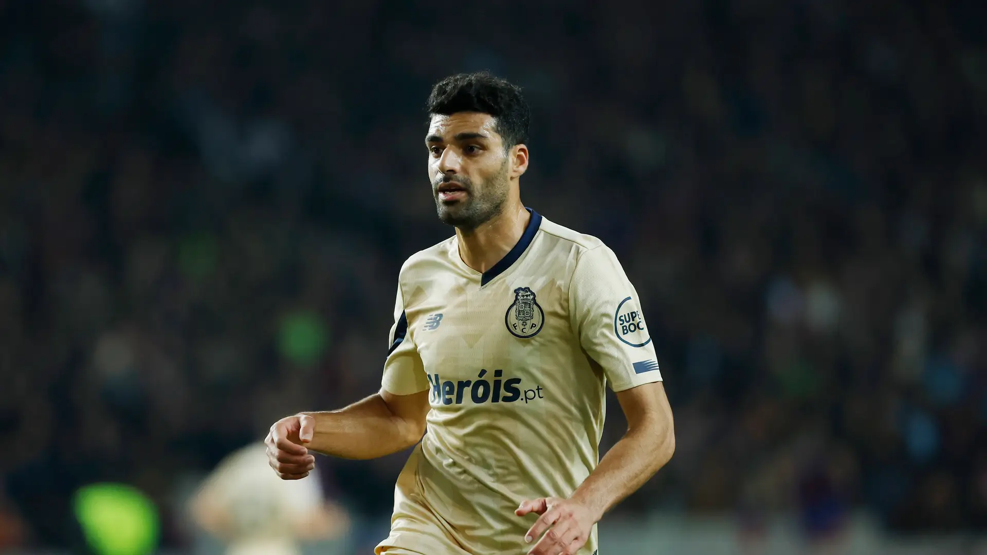 Baixa no FC Porto: Taremi lesiona-se no treino antes da Champions