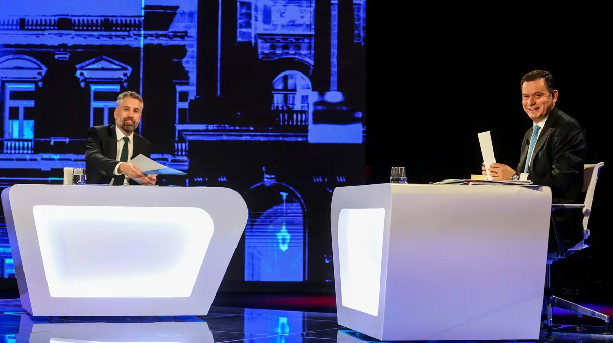 O principal frente a frente, que opõe Pedro Nuno Santos a Luís Montenegro, está marcado para 28 de abril e será transmitido em direto nos três canais generalistas: SIC, RTP e TVI.