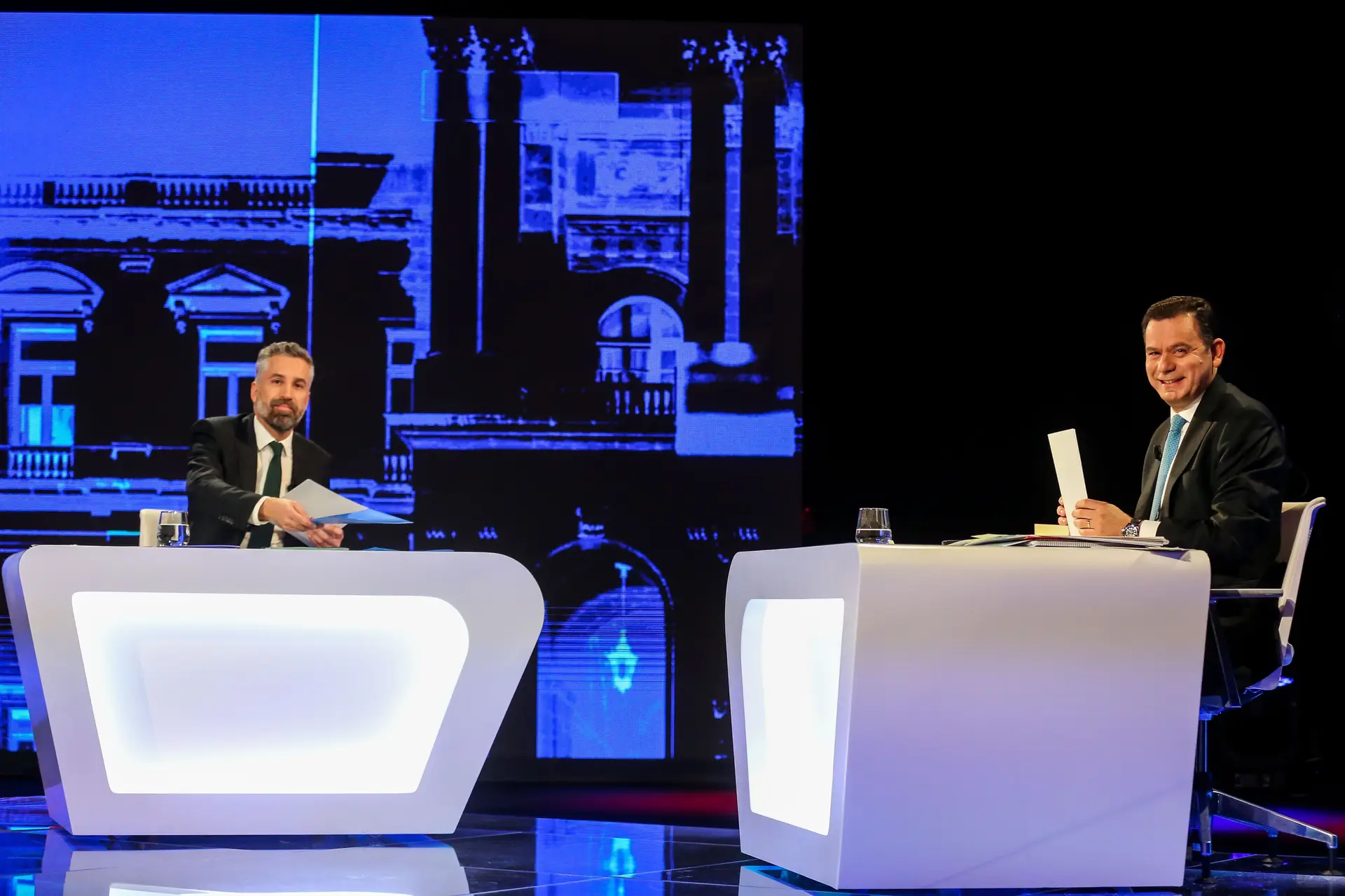 O principal frente a frente, que opõe Pedro Nuno Santos a Luís Montenegro, está marcado para 28 de abril e será transmitido em direto nos três canais generalistas: SIC, RTP e TVI.