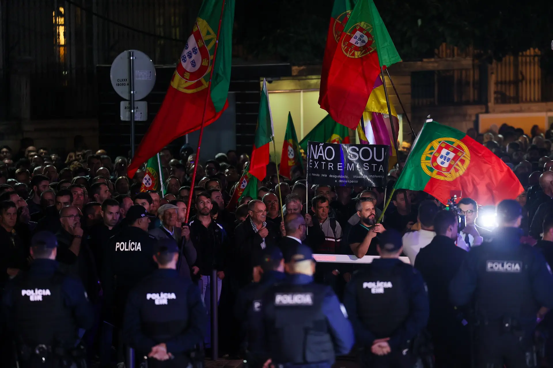 Polícias em protesto junto ao Capitólio - SIC Notícias