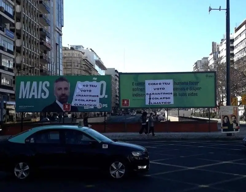 "Com o teu voto garantimos o colapso climático": Climáximo acrescenta frase a cartazes eleitorais