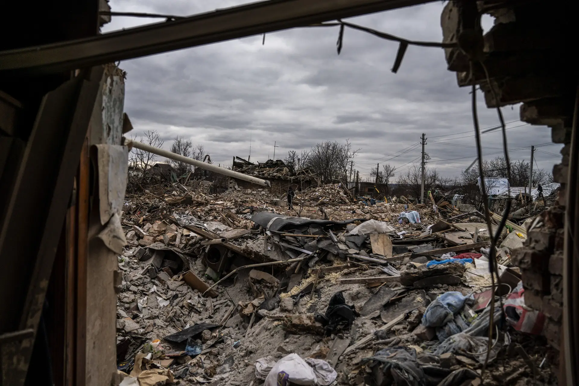 Dois anos de guerra na Ucrânia: Von der Leyen elogia "resistência do povo ucraniano" ao chegar a Kiev