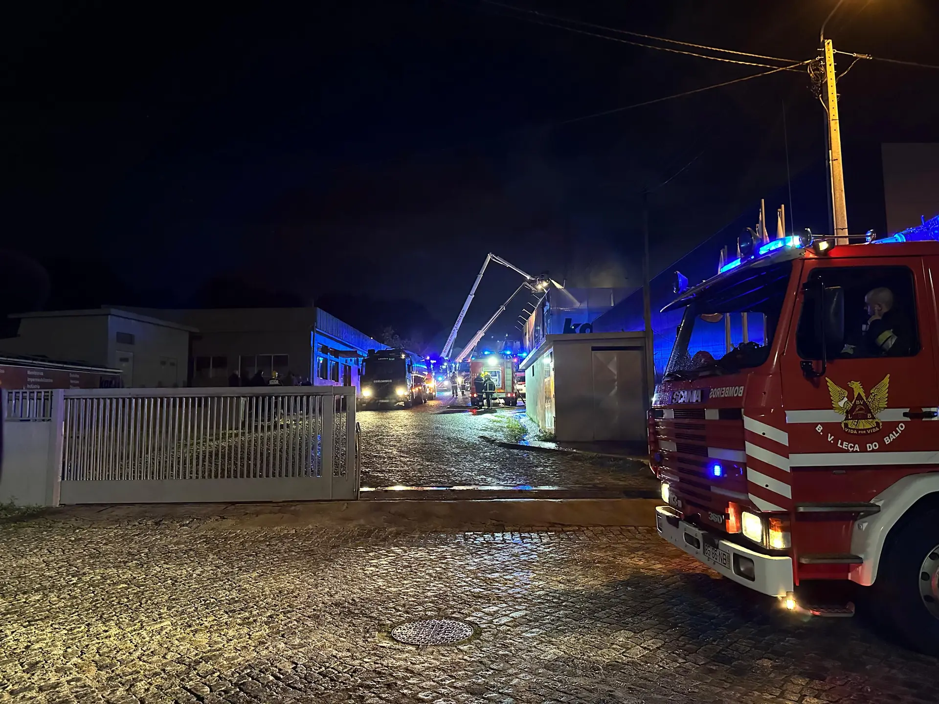 Un grand incendie éclate dans une usine de Maia