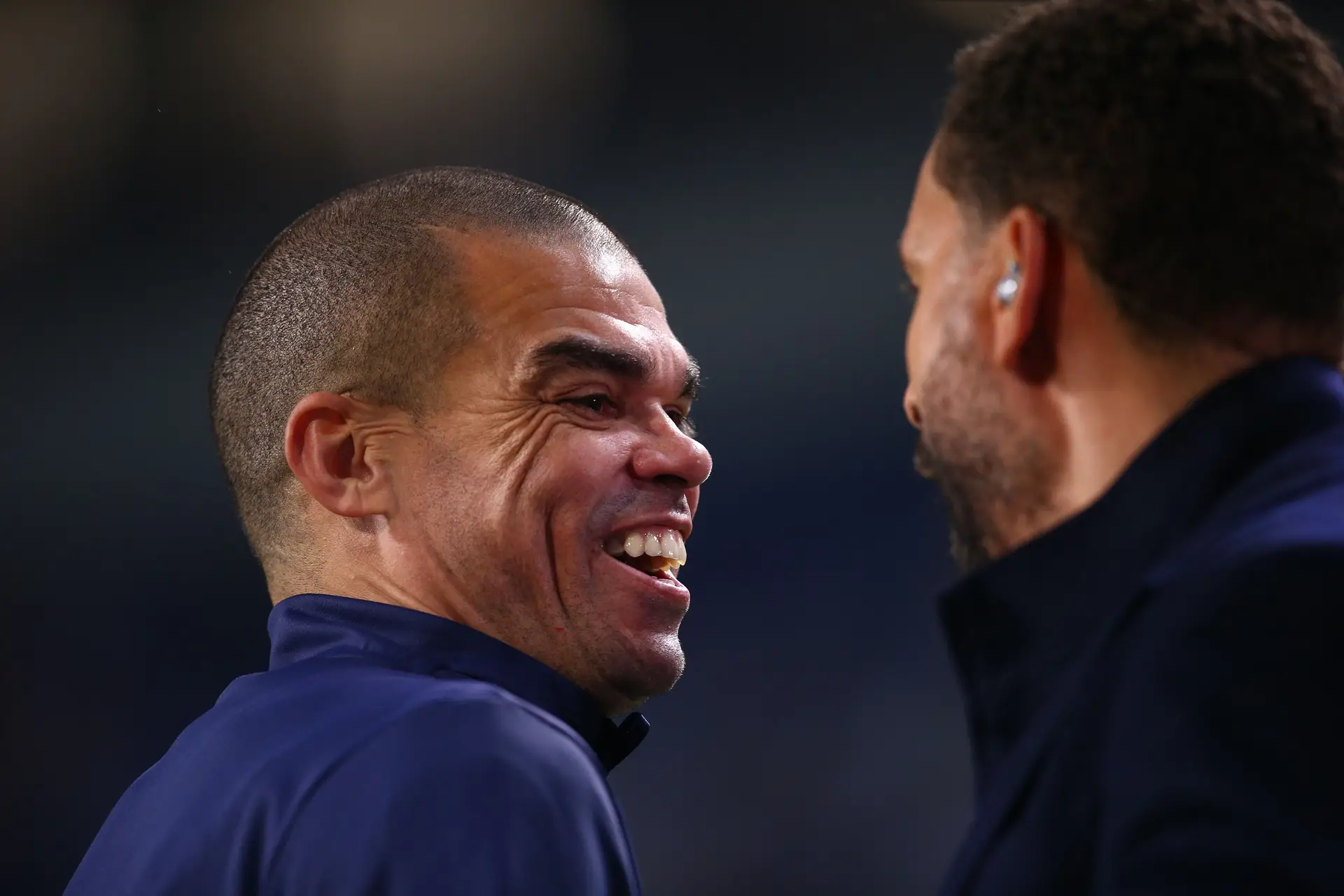 Pepe und Rio Ferdinand nach dem Spiel zwischen Porto und Arsenal in der Champions League.